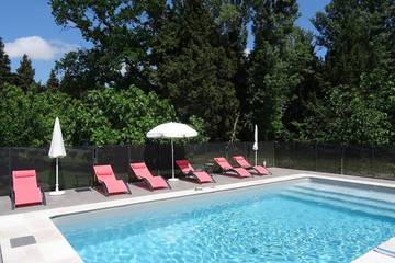 Gîte pour 2 personnes, avec jardin ainsi que terrasse et piscine à Orange