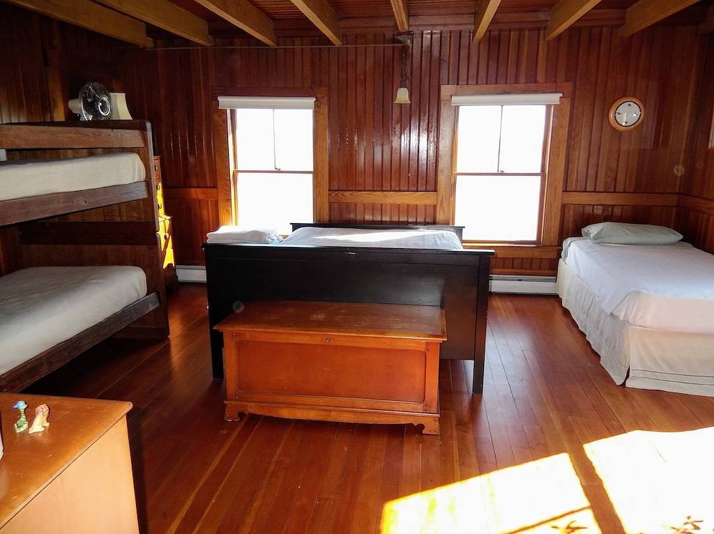 Lake Winni's Finest Waterfront restaurierte Villa mit Bootshaus und Privatstrand in Gilford, Lake Winnipesaukee