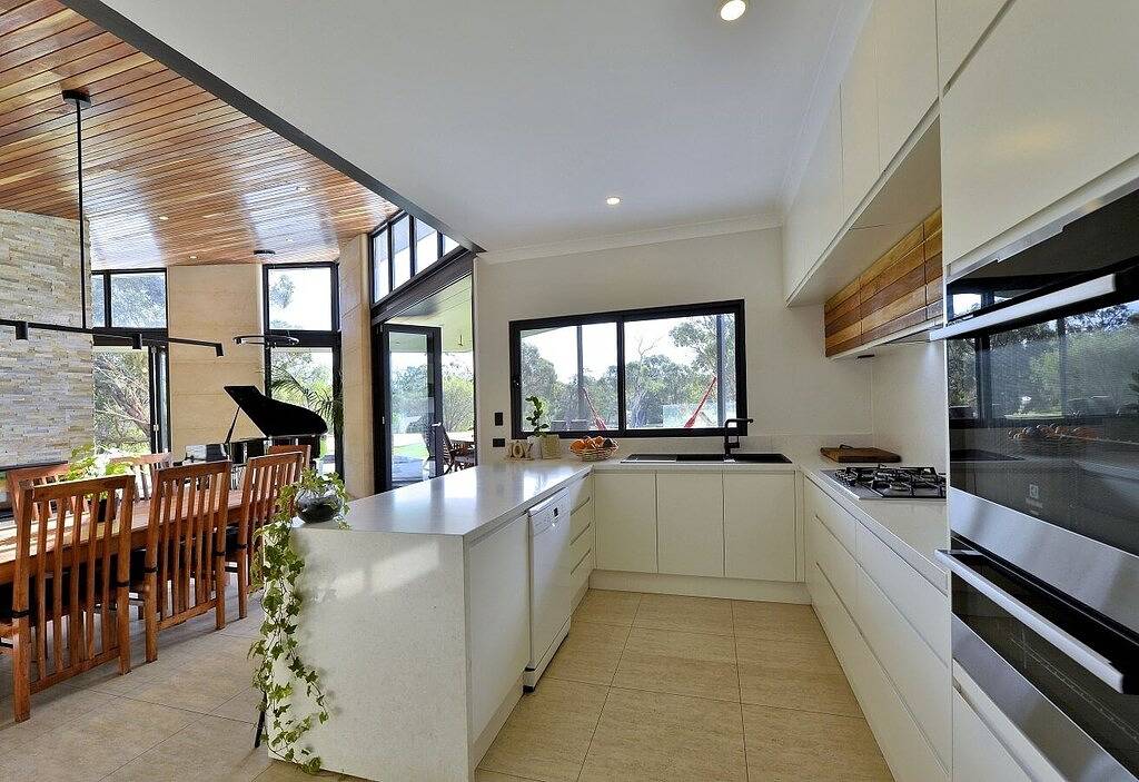 Stunning home on 5 acres with Infinity Pool & Fireplace in Mandurah, Western Australia