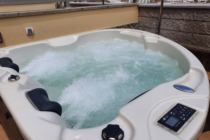 Casa de vacaciones para 6 personas, con jacuzzi y piscina además de jardín y balcón - 1