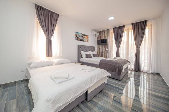 Apartamento entero, Apartamento de vacaciones para 4 personas con balcón/terraza in Šušanj, Montenegro Coast