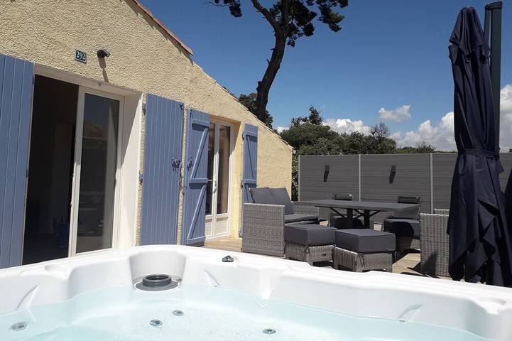 Location de vacances pour 4 personnes, avec jacuzzi et piscine ainsi que terrasse et sauna à Vic-la-Gardiole - 4