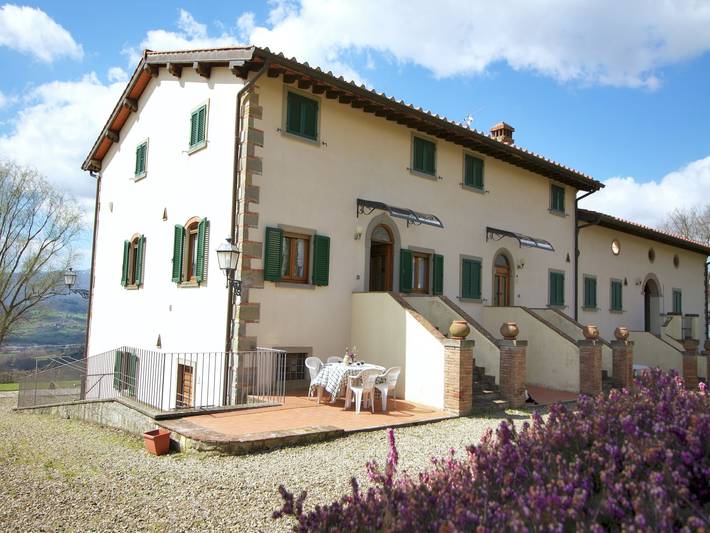 Agriturismo per 4 persone, con Balcone e Terrazza nonché Giardino e Piscina a Poppi