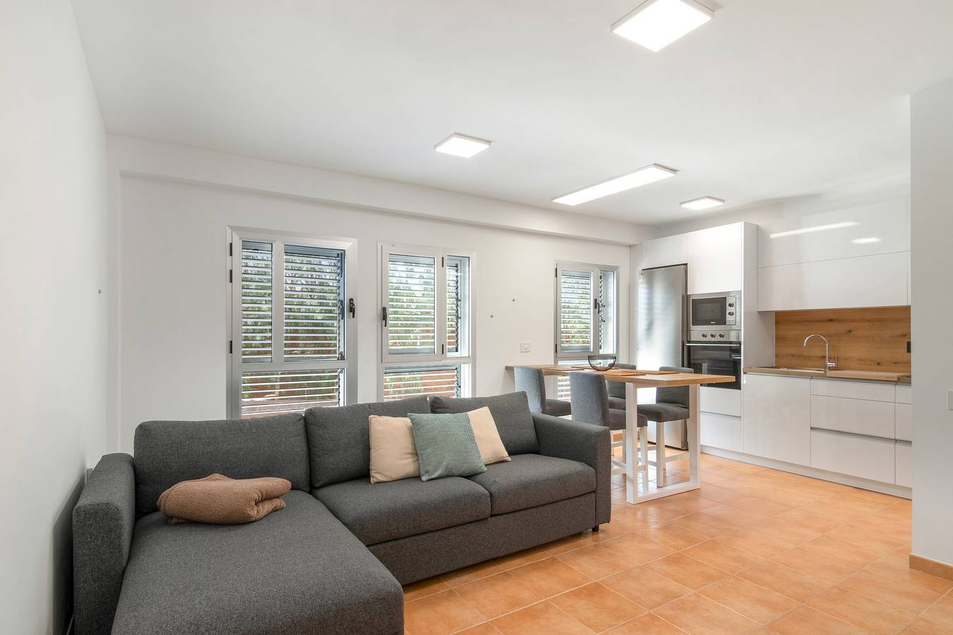 Apartamento entero, Vacaciones 'S Q Playa De Sardina' con vistas a la montaña, piscina compartida y Wi-Fi in Sardina del Norte, Gran Canaria Norte