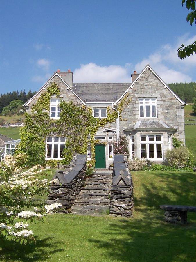 Holiday rental for 4 people, with hot tub and garden in Penmachno