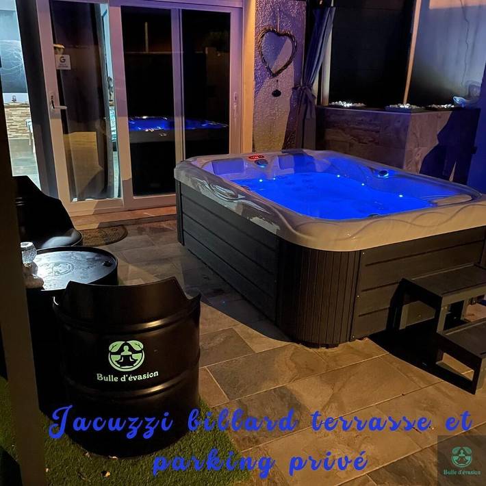 Gîte pour 2 personnes, avec Jacuzzi et Terrasse ainsi que Jardin et Piscine