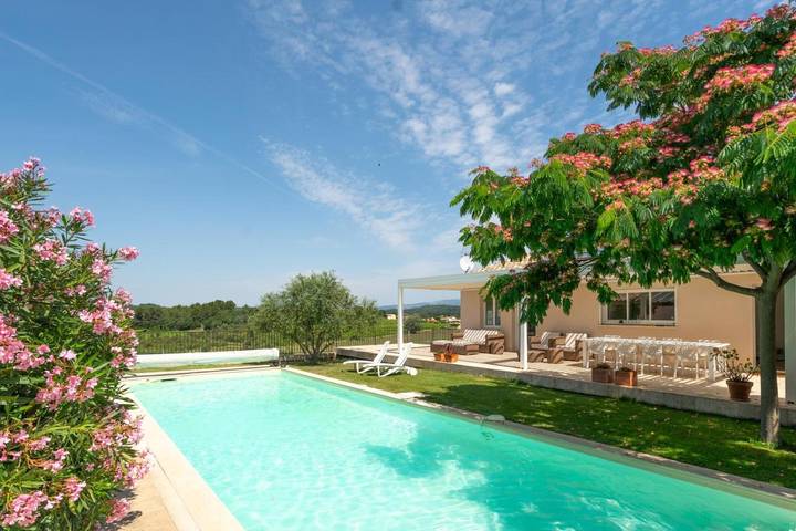 Cottage pour 2 personnes, avec vue ainsi que piscine et jardin à Blauvac