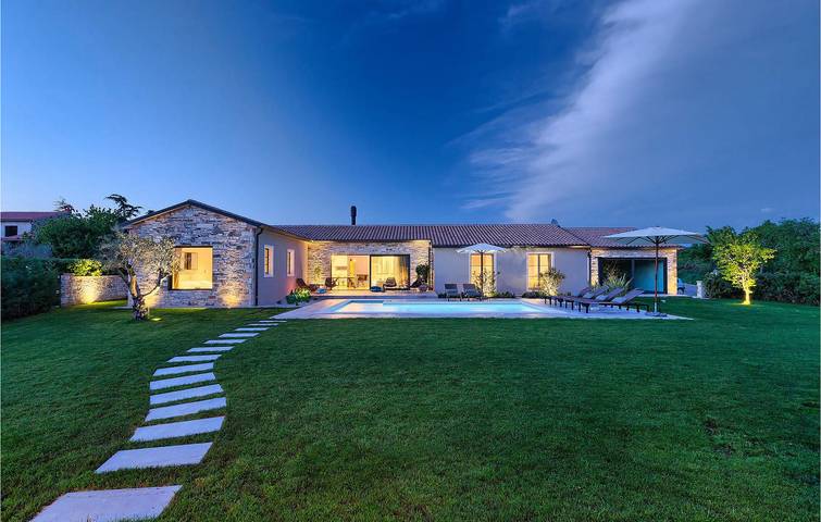 Ferienhaus für 8 Personen, mit Garten und Sauna in Bale