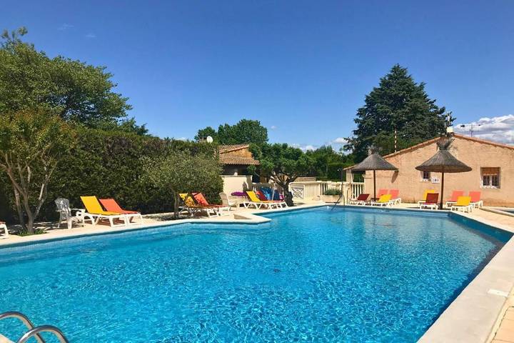 Camping pour 2 personnes, avec piscine ainsi que terrasse et jardin, animaux acceptés