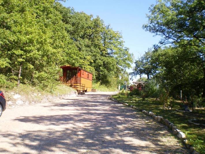 Chambre d’hôte pour 2 personnes, avec vue ainsi que piscine et jardin dans le Cantal - 4