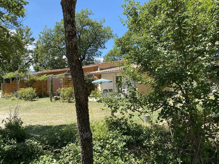Location de vacances pour 2 personnes, avec terrasse ainsi que jardin et piscine dans les Alpes-de-Haute-Provence - 2