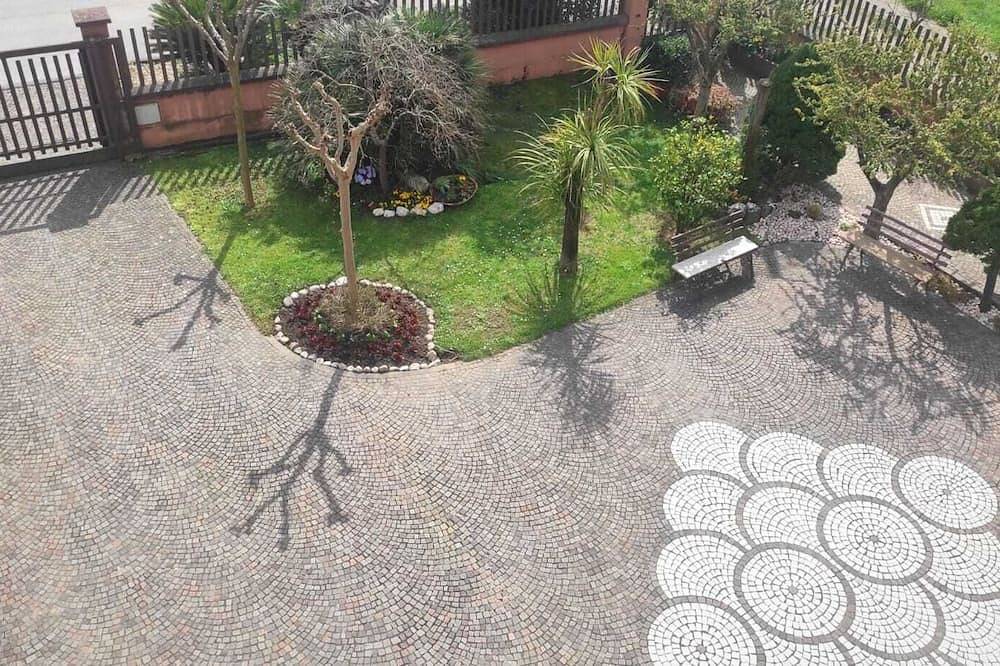 Bright Apartment In Villa With Garden and Private Parking in Sora, Frosinone Provinz