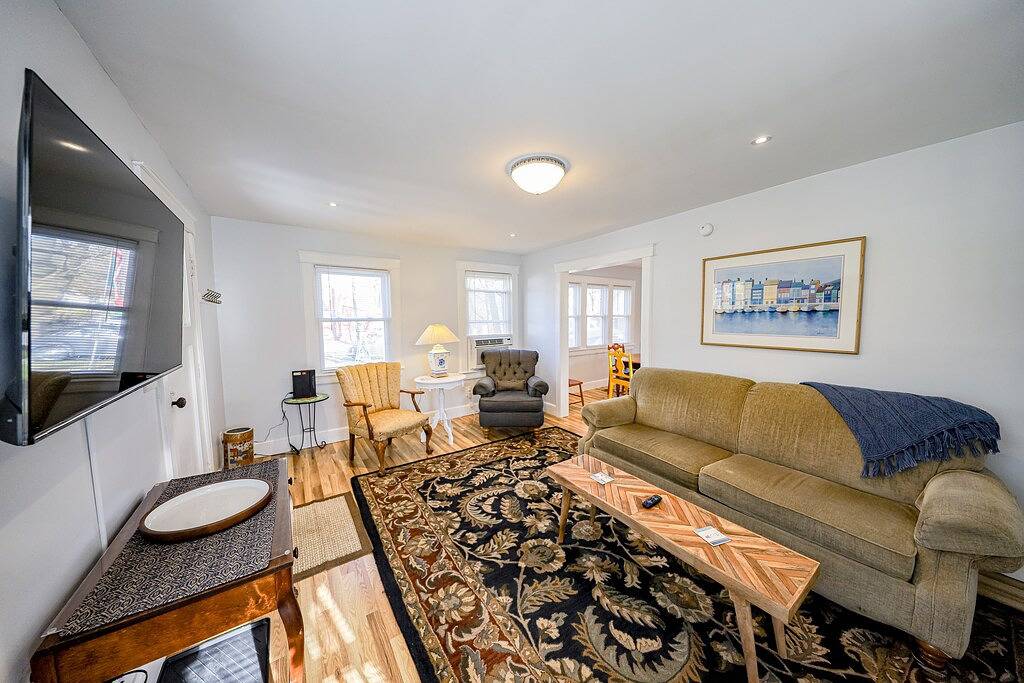 Fun getaway near downtown & lake with full kitchen & ideal location in Hammondsport, Keuka Lake