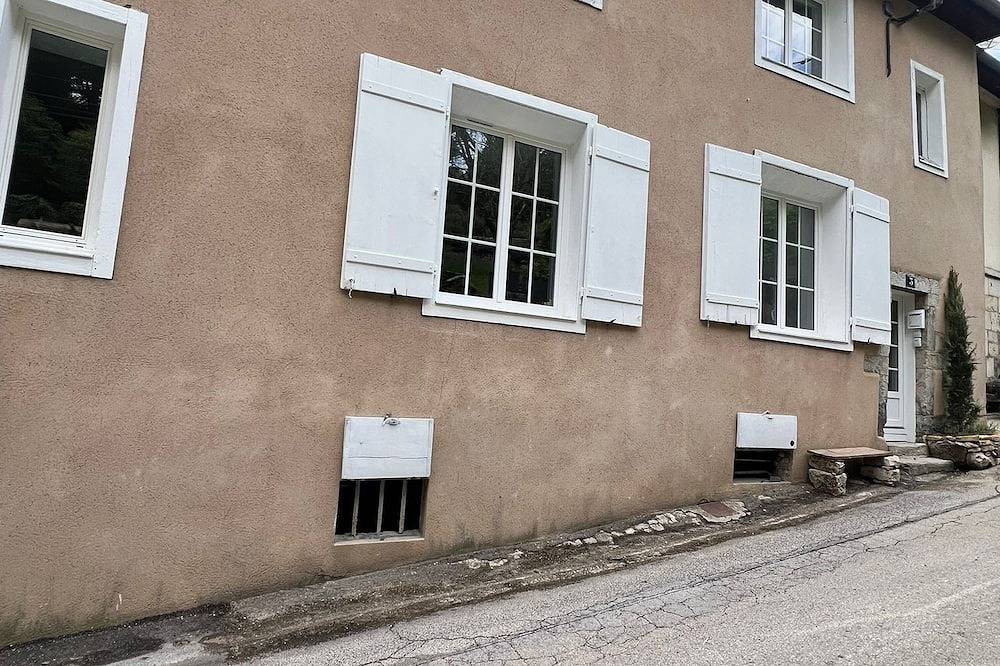 Entire apartment, New apartment - 55m2 - \"Nid d'argile\" 700m from the spa in Salins-les-Bains, Jura Francais