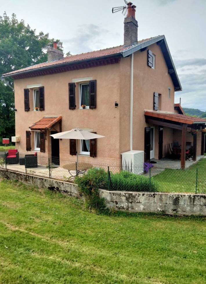 Gîte pour 9 personnes, avec terrasse à Saint-Dier-d'Auvergne