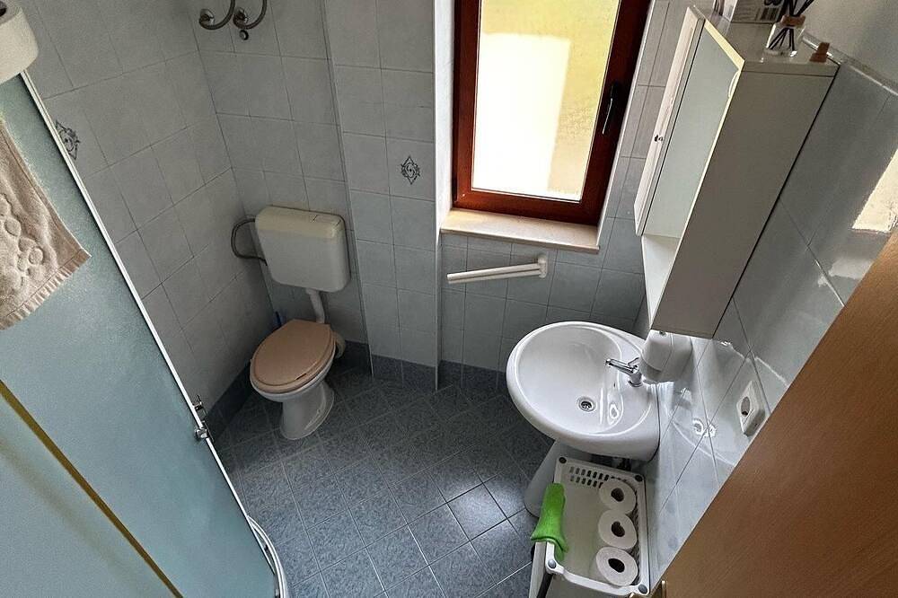 Ganze Wohnung, 1-Zimmer-Ferienwohnung mit Terrasse und Meerblick Ilovik, Losinj in Kvarner Inseln