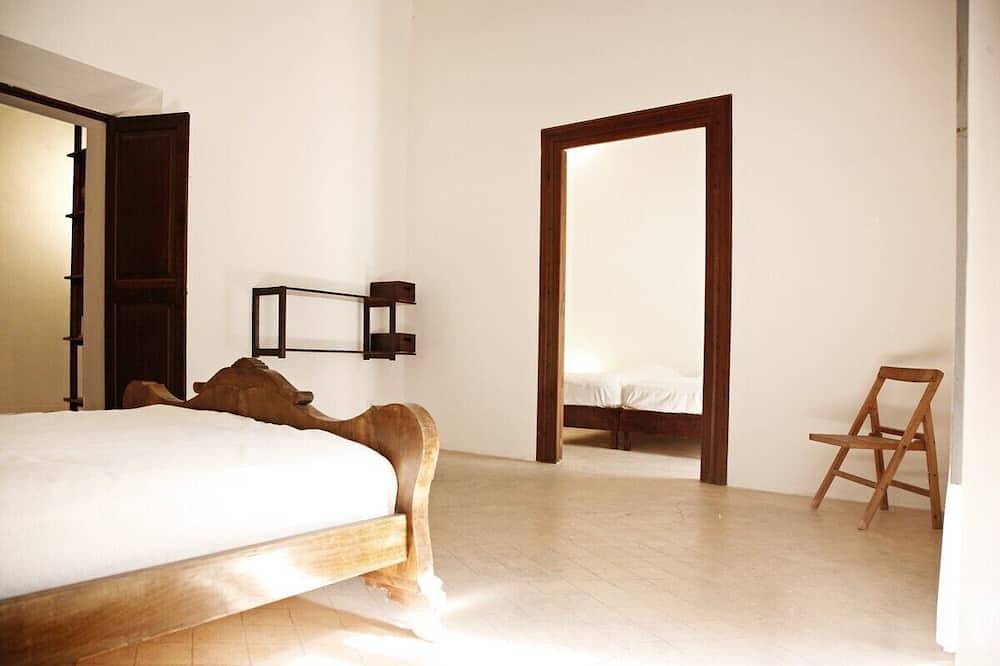 Big noble town house, private pool and garden in Felanitx, 7 bedrooms, sleeps 11 in Felanitx, South Majorca