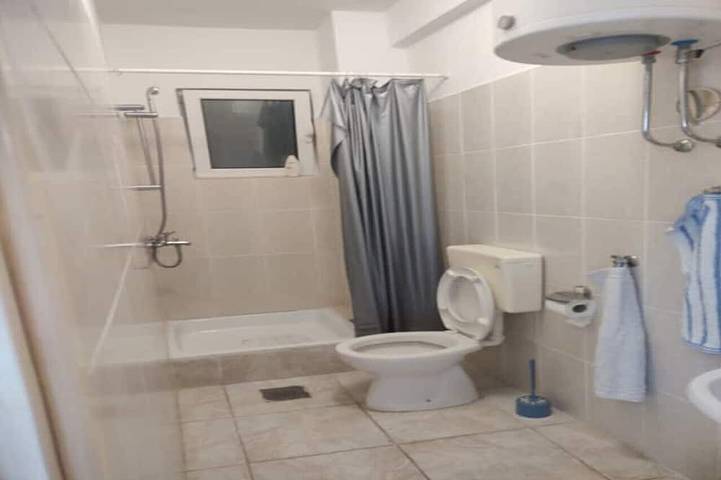Gîte pour 5 personnes, avec balcon dans Risan - 3