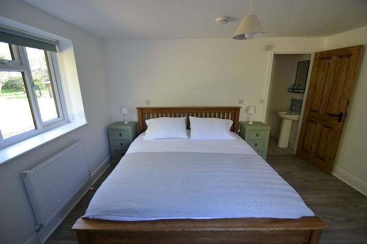 3 bed converted chapel with lake view in Shipley (West Sussex), South Downs