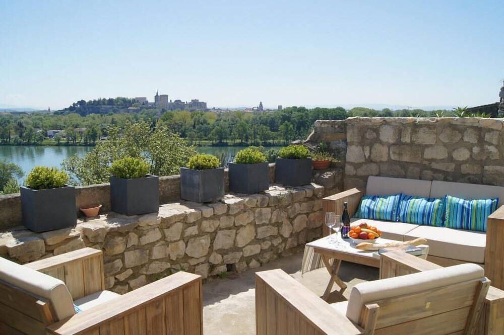 Suite Pamparigouste ground floor in Villeneuve-lès-Avignon, Nimes region