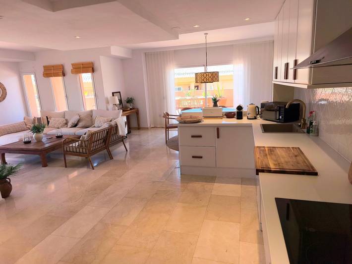 Ganze Wohnung, Apartment 'Casa Sunchill' mit Gemeinschaftspool, Wlan und Klimaanlage in Marbella Ost, Marbella