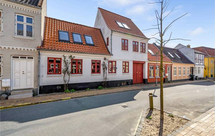 Ferieudlejning for 8 personer, med Terrasse og Have i Assens