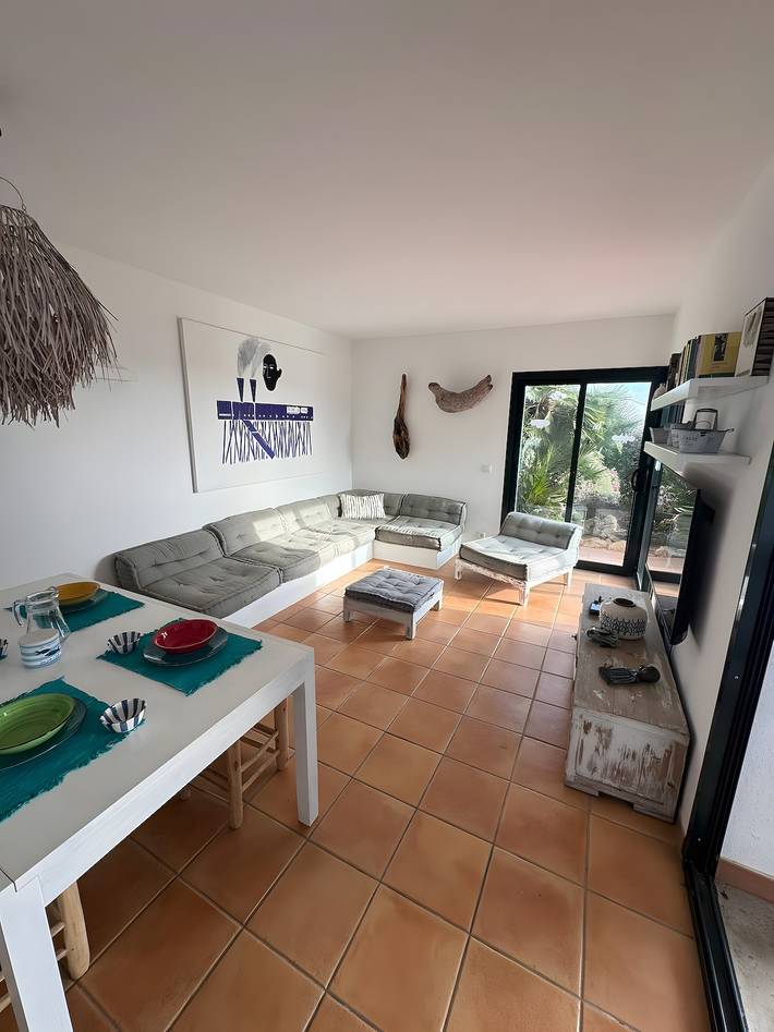 Duplex Laura à Punta Grossa avec vue mer, piscine commune, terrasse et jardin privés in Arenal d'en Castell, Es Mercadal