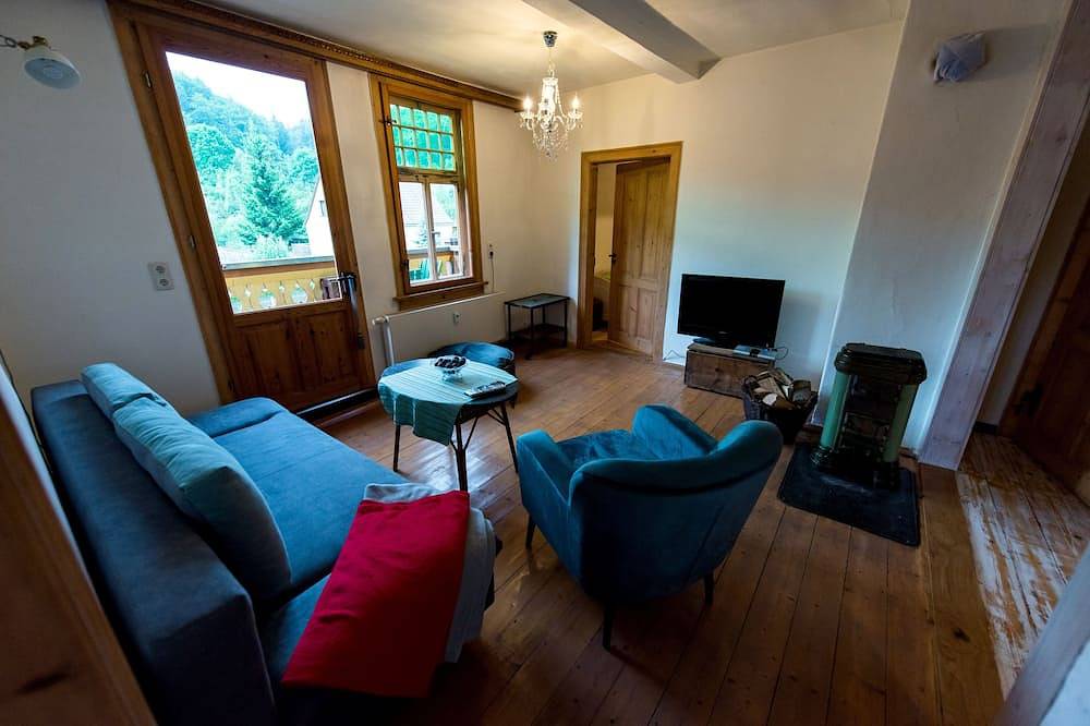 Ganze Wohnung, Landhaus Kunterbunt am Wald und Fluß mit Huhn und Schaf im Thüringer Wald in Gräfenroda, Thüringer Kernland
