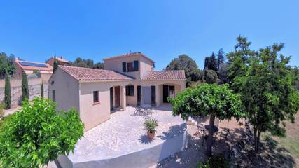 Location de vacances pour 6 personnes, avec terrasse ainsi que piscine et jardin à Aigne