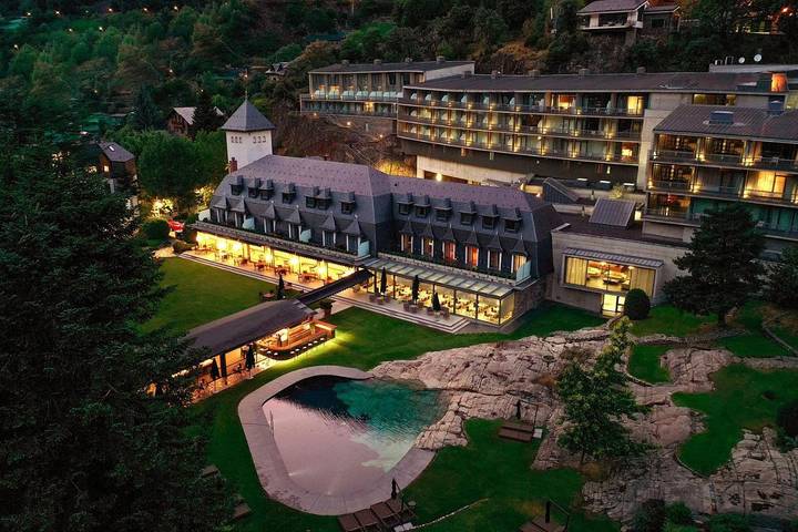 Hôtel pour 2 personnes, avec jacuzzi et piscine ainsi que jardin et sauna à Andorre-la-Vieille