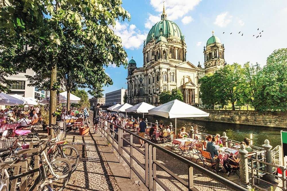 Entire apartment, Luxurious Stay in Central Berlin – Perfect for Groups & Families in Mitte Berlin, Berlin
