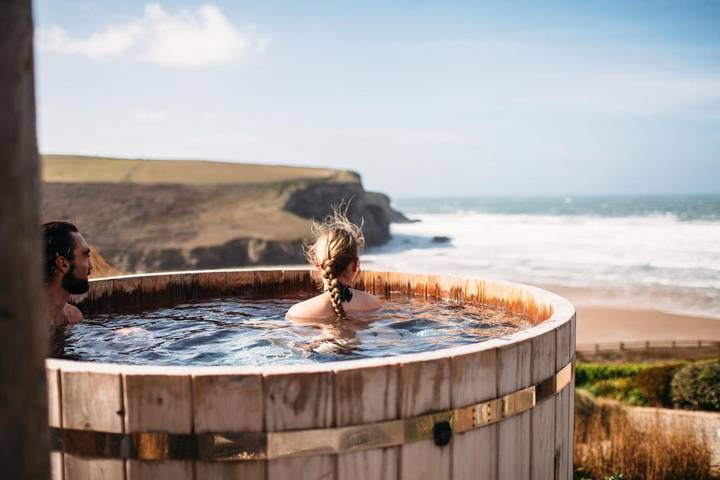 Holiday rental for 2 people, with pool and garden as well as sauna and view, with pets in Mawgan Porth