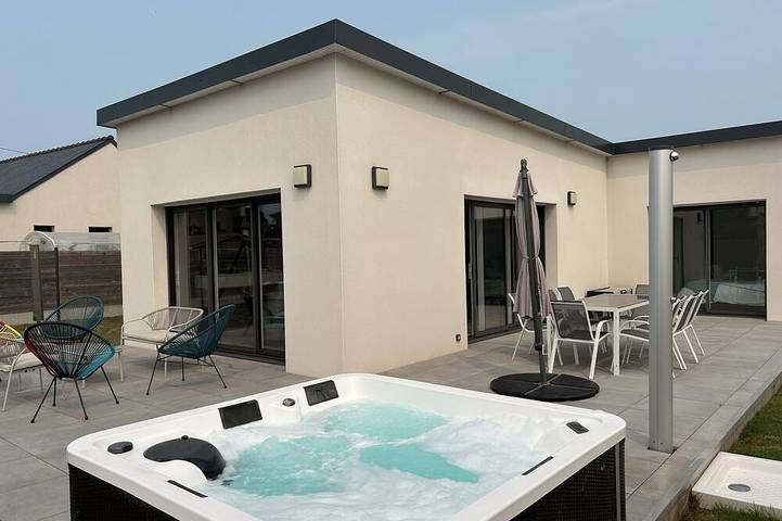 Location de vacances pour 8 personnes, avec jacuzzi et jardin dans Plage de Tréompan