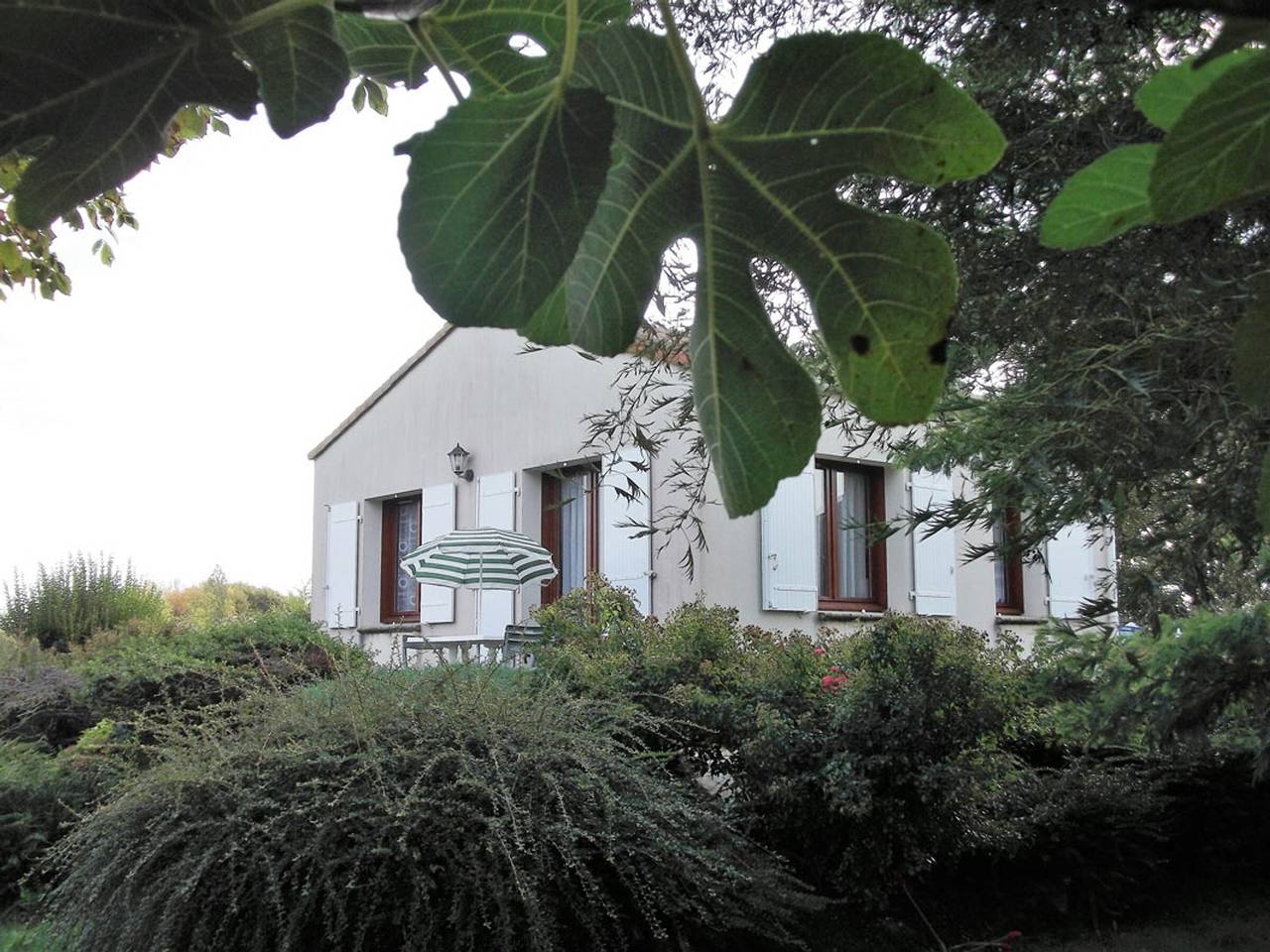 Maison individ. au calme, 1,5 km plage, grd terrain arboré, proche commerces, 1 ch., Tv câble, animaux ok. in La Tranche-sur-Mer, Vendée
