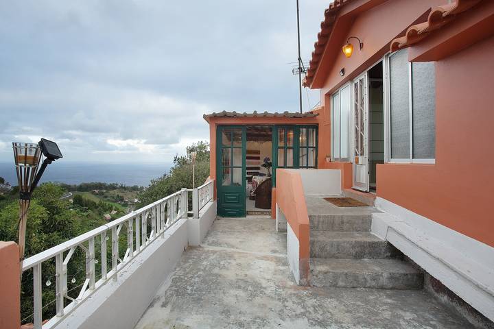 Chalet 'Luci's House' with Sea View, Private Terrace, and Wi-Fi in São Jorge Byen, Maderia