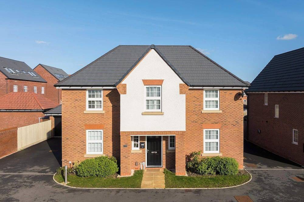 Family Home | Office, Garden & Country Park Views in Warwick, Warwickshire