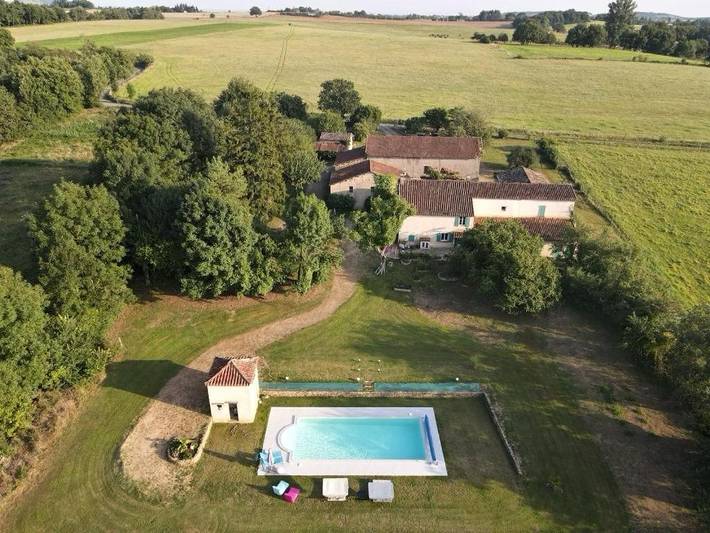 Location de vacances pour 2 personnes, avec Terrasse et Jardin ainsi que Piscine et Vue à Sainte-Gemme (Tarn)