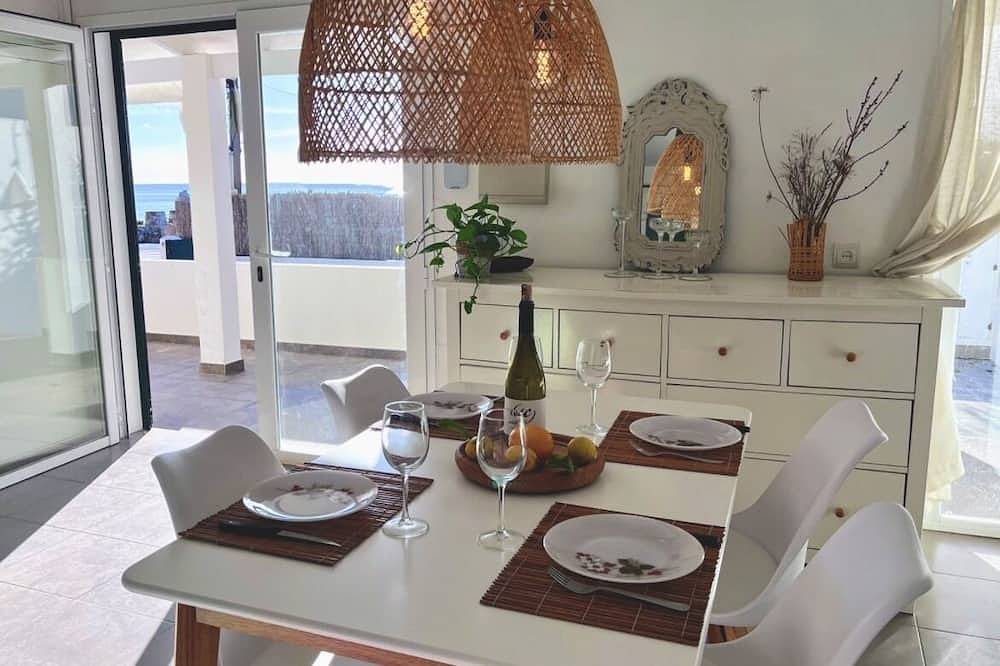 Bohemian villa, sea view, beach 100 m away, 2 bedrooms, air conditioning in Punta Prima, Sant Lluís