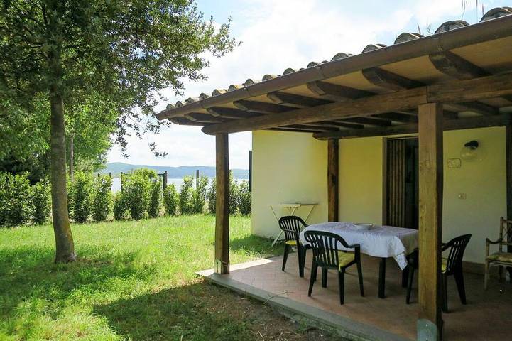 Ferienhaus für 2 Personen, mit Garten und Pool am Bolsenasee