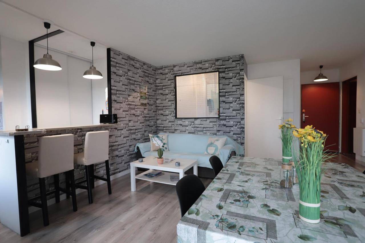 Appartement entier, One-Bedroom Apartment in Miramas, Côte méditerranéenne (France)