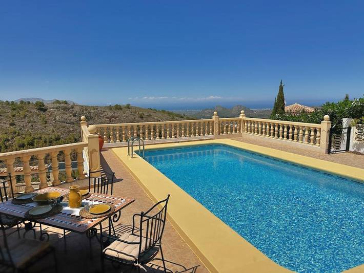 Chalet para 6 personas, con piscina además de terraza y vistas en Pedreguer