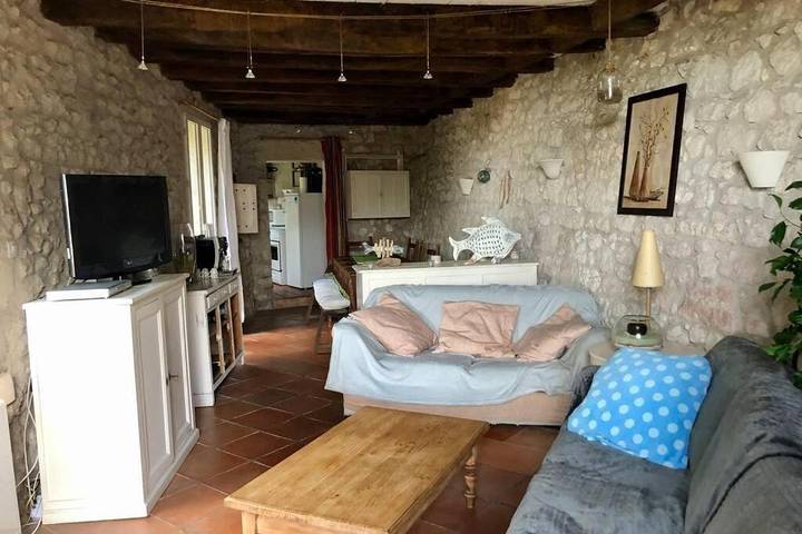 Location de vacances pour 7 personnes, avec vue ainsi que piscine et jardin à Bonneville-et-Saint-Avit-de-Fumadières - 4