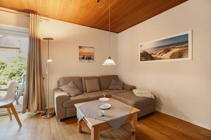Hel lägenhet, Apartment 'Ferienwohnung Martina' with Private Terrace, Shared Garden and Wi-Fi in Läcka, Grünes Binnenland