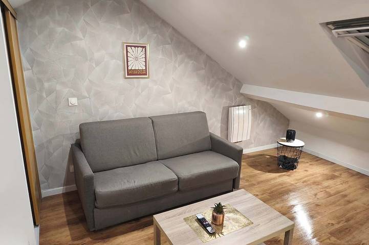 Ganze Wohnung, Top-Floor Studio for 2 · Free Private Parking in Charleville-Mézières, Ardennen