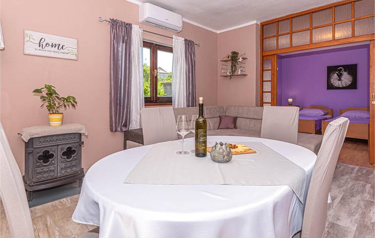 Ganze Ferienwohnung, Gemütliche Ferienwohnung mit Terrasse in der Nähe des Prokljansko-Sees und mit guter Infrastruktur in Raslina, Šibenik-Knin