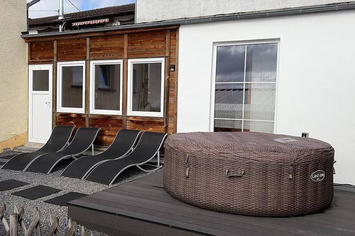 Ferienhaus für 18 Personen, mit Garten und Whirlpool sowie Balkon und Sauna im Ahrtal