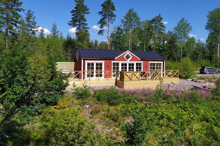 Ferienhaus für 2 Personen, mit Whirlpool und Terrasse sowie Garten in Hultsfreds und Umgebung