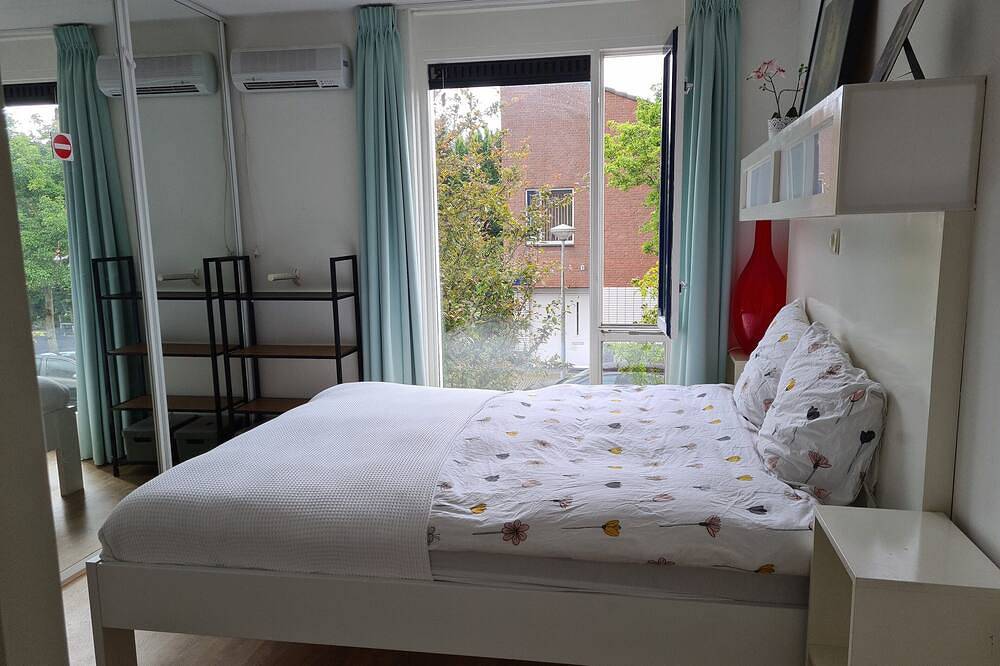 Clean bed & breakfast with roofterrace in Amsterdam! in Amsterdam Nieuw-West, North Holland