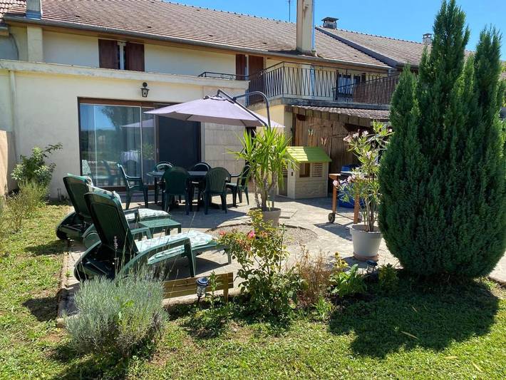 Gîte pour 6 personnes, avec jardin et vue dans Essia