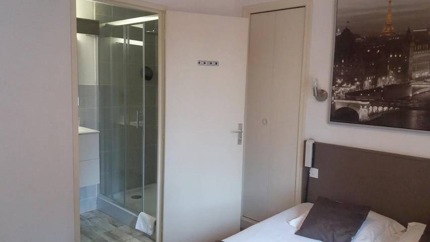 Location de vacances pour 14 personnes, avec Balcon et Terrasse ainsi que Jardin et Piscine dans Le Mayet-de-Montagne - 2